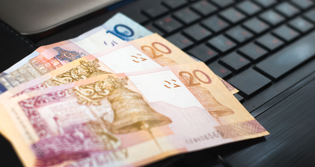 Denomination in Belarus in 2016 the new banknotes of ten and twenty rubles