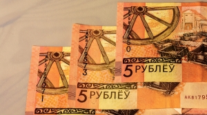 Image of the banknotes of new Belarusian banknotes five rubles put into circulation July 1 2016