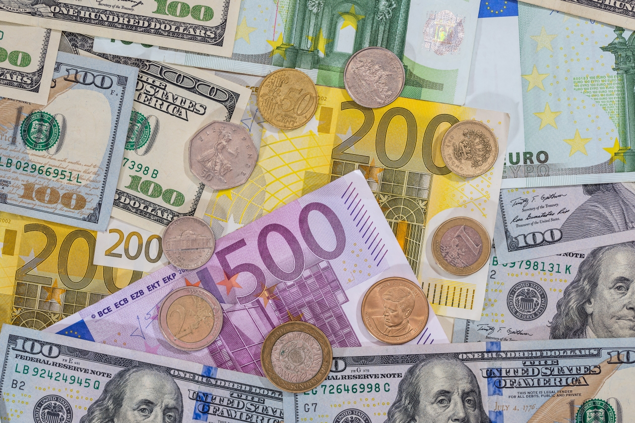 Евро доллар фунт стерлингов. Монеты у доллара,евро и фунта. 100 Фунтов евро. Евро и фунт картинки. ЕС доллары.