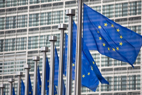 European Commission praises Bulgarian judicial reform, criticises Romanian backsliding
