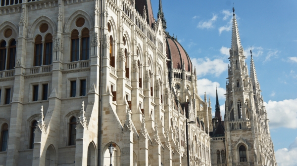 MNB launches ‘catch-up with Austria’ programme