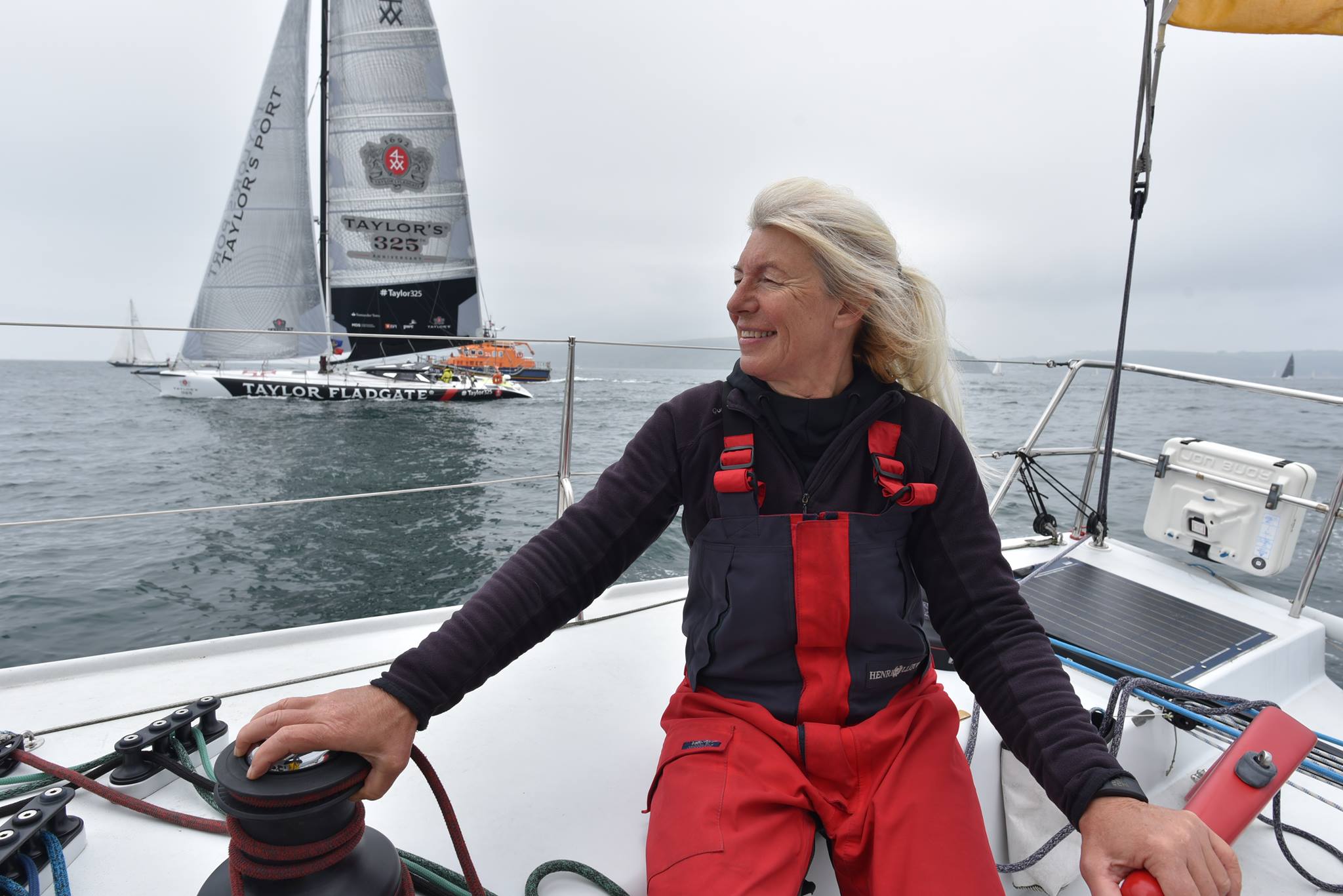 She can sail sailing a. Эбби сандерленд семья. Женщина под парусом. Мирайтова токио 2020 парусный спорт. Яхта ойстер 575.