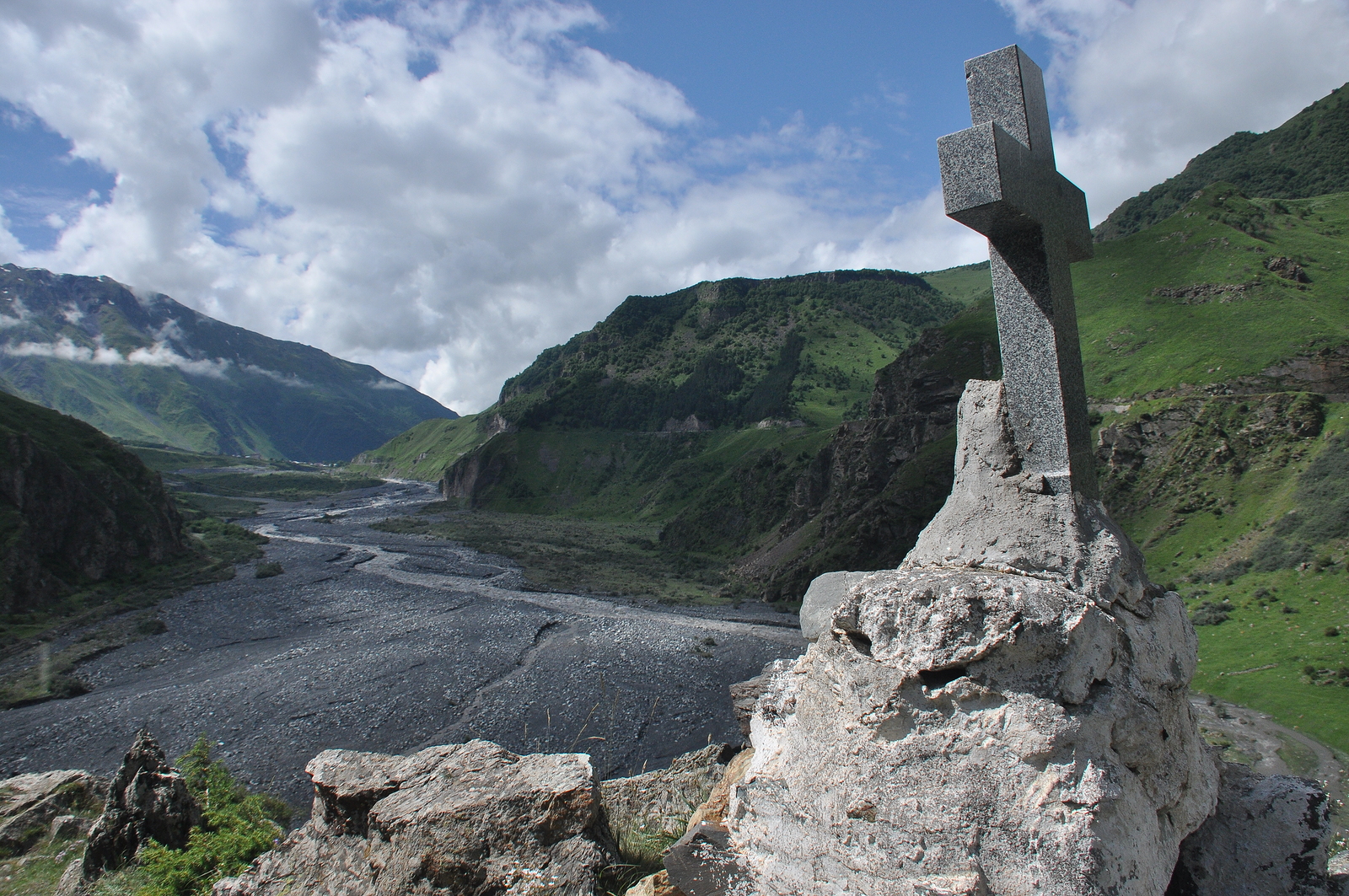 remembers victims of 2008 war Emerging Europe