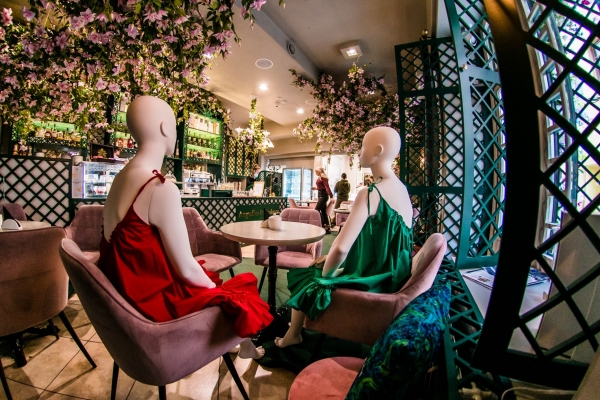 Vilnius restaurants use fashionable mannequins to fill empty tables