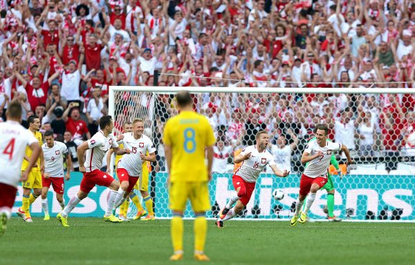 Polish football’s knee-bending dilemma
