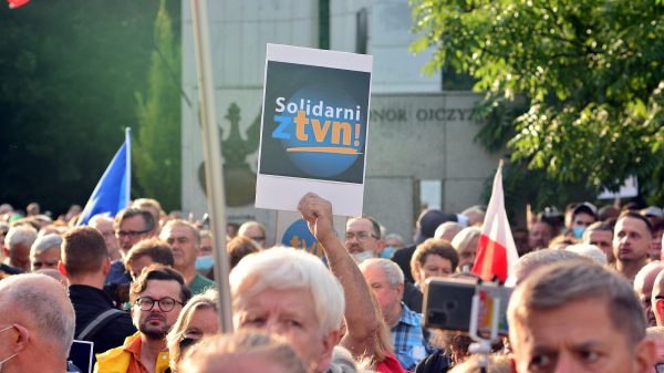 Polish president vetoes controversial media law