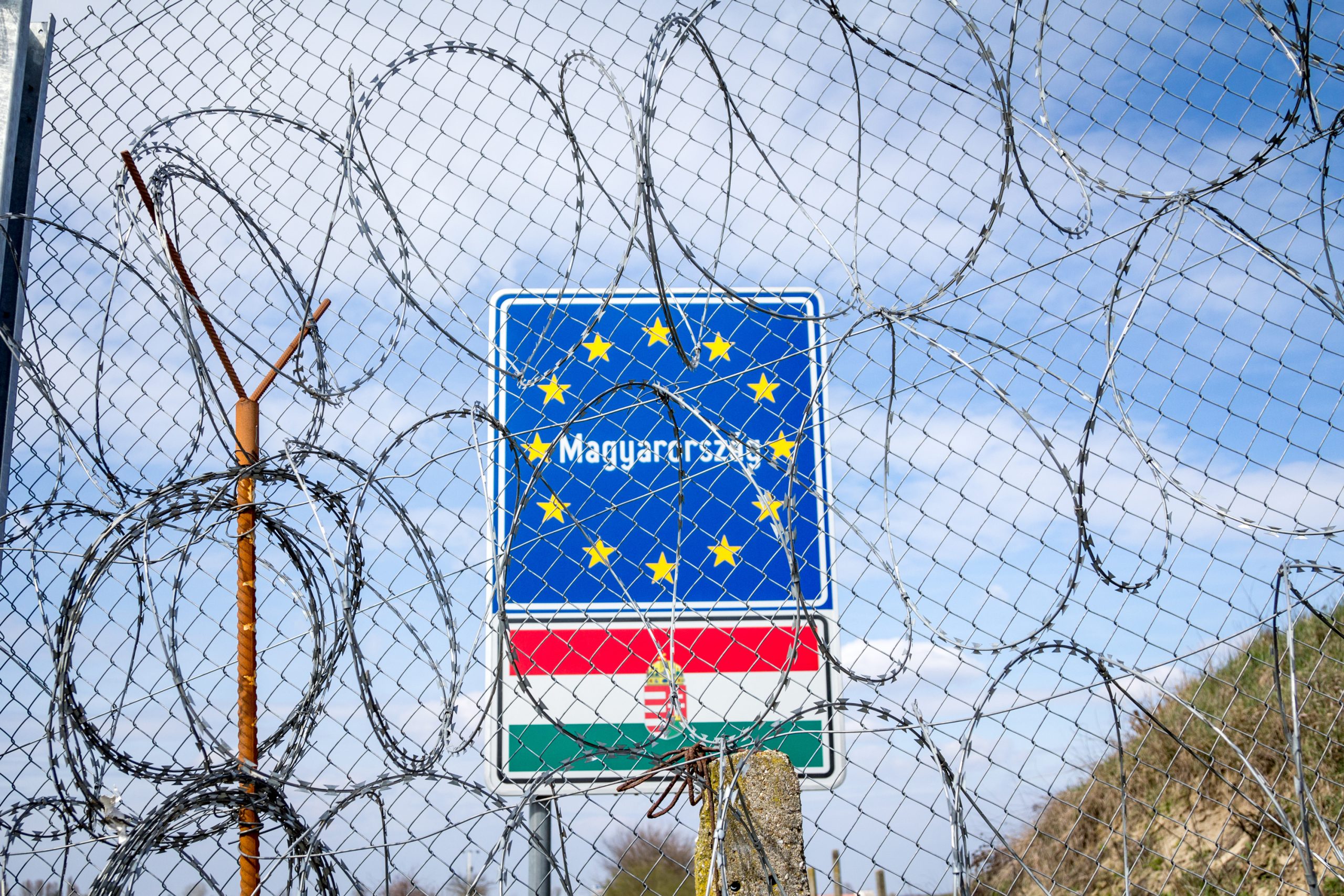 Europe migrant crisis: Germany ramps up border controls with